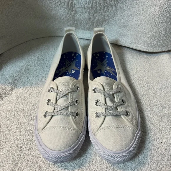 NWOT Converse All Stars girls white ballet lace slip on in size 5.5